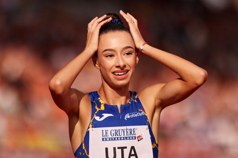 Ștefania Uță, în vârstă de doar 17 ani, a reușit o performanță istorică pentru atletismul românesc, câștigând medalia de aur la proba de 400 metri garduri în cadrul Campionatelor Europene U20 de la Tampere, Finlanda. Cursa sa extraordinară s-a încheiat cu un nou record european al competiției: 55,55 secunde, un timp care a doborât un record vechi de două decenii. Final de cursă dramatic: Ștefania Uță a întrecut campioana Franței pe ultimii metri Eleva antrenoarei Alina Gabriela Enescu a demonstrat o determinare incredibilă. Pe ultima parte a cursei, Ștefania se afla pe locul 2, în spatele franțuzoaicei Meta Tumba. Într-un sprint final spectaculos, sportiva româncă a depășit adversara exact la trecerea liniei de sosire. Rezultatele finale: Ștefania Uță (România) – 55,55 secunde Meta Tumba (Franța) – 55,56 secunde Viola Hambridge (Letonia) – 56,71 secunde Această victorie nu doar că a adus României aurul european, dar a confirmat potențialul uriaș al tinerei atlete. Revenire spectaculoasă după un an dificil Clubul CS Vâlcea 1924, unde Ștefania este legitimată, a transmis un mesaj emoționant pe Facebook: „Incredibil! Ștefania Alexandra Uță este noua campioană europeană la 400 m garduri U20! Recordul competiției – 55,55 sec! Bravo, Alina Gabriela Enescu! Ce performanță uriașă! Ștefania revine după un an de coșmar și depășește chiar și performanța Ionelei Târlea la această vârstă!” Această reușită vine după un an marcat de provocări și accidentări, demonstrând forța mentală și ambiția sportivei. Impactul victoriei pentru sportul românesc Succesul Ștefaniei Uță la Campionatele Europene U20 de Atletism confirmă încă o dată valoarea generației tinere de sportivi români. Performanța ei reprezintă nu doar un moment istoric, ci și o sursă de inspirație pentru viitorii atleți.