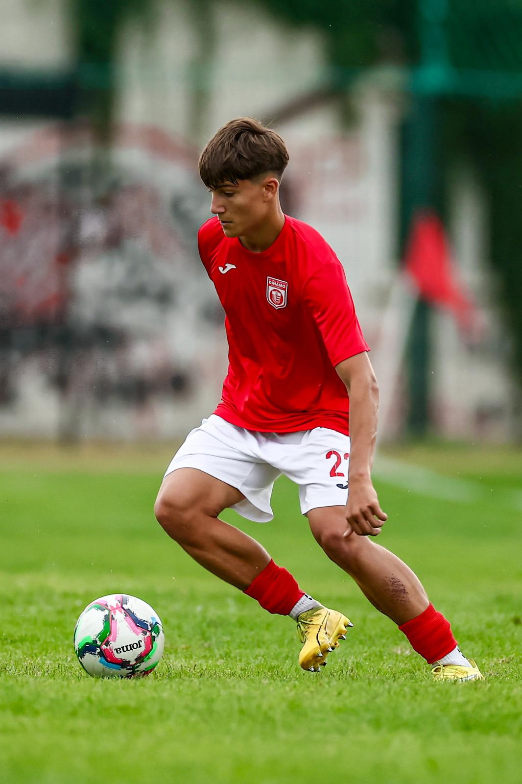 Povestea lui Apetroaie Luca Ionuț, fundaș de bandă modern, format la Eforie și Farul, afirmat la Dinamo. Viteză, tehnică și maturitate la 16 ani.