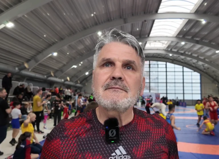 La Cupa „Marin Pârcălabu”, una dintre cele mai importante competiții de lupte pentru copii și juniori din România, am stat de vorbă cu Claudiu Tămăduianu, antrenor la CSS 5 București și un tehnician dedicat formării tinerei generații. Cu sinceritate și realism, el vorbește despre motivația copiilor, lipsa de resurse, dar și despre șansa enormă pe care sportul o oferă celor care aleg să rămână în sala de antrenament.