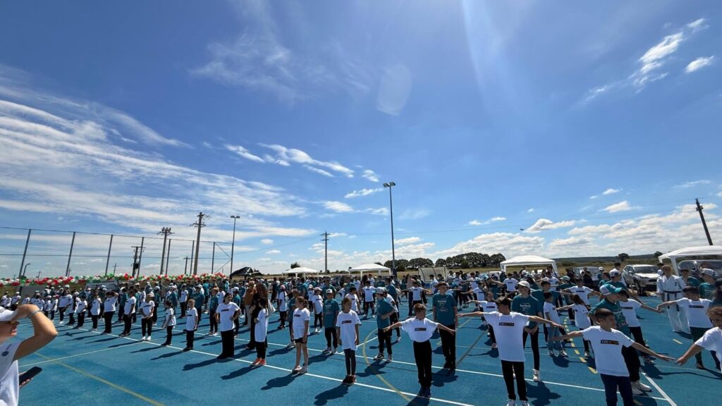 Peste 400 de copii din Comana au descoperit bucuria mișcării prin caiac, ciclism și judo în cadrul Caravanei BeActive Edenia, un eveniment dedicat sportului, curajului și încrederii în propriile forțe.